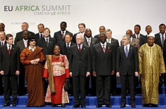 Първанов и Кадафи рамо до рамо на общата снимка в Лисабон