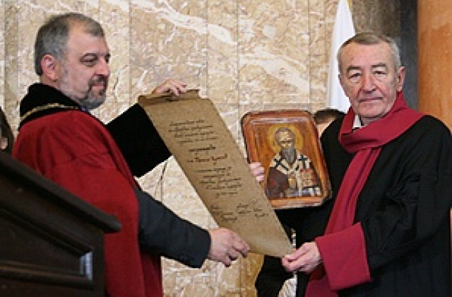 До(н)чо Цо(н)чев с голямата награда за литература на СУ