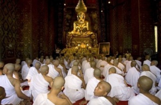 Монаси популяризират будизма с хип хоп