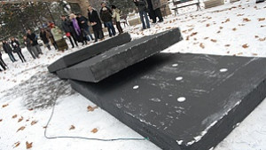 Паметник на лъжите в центъра на София