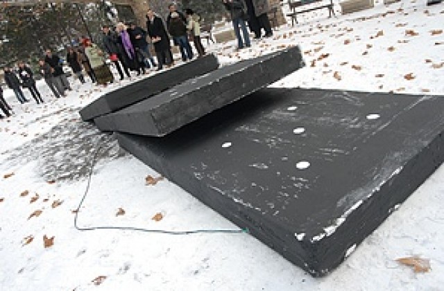 Паметник на лъжите в центъра на София