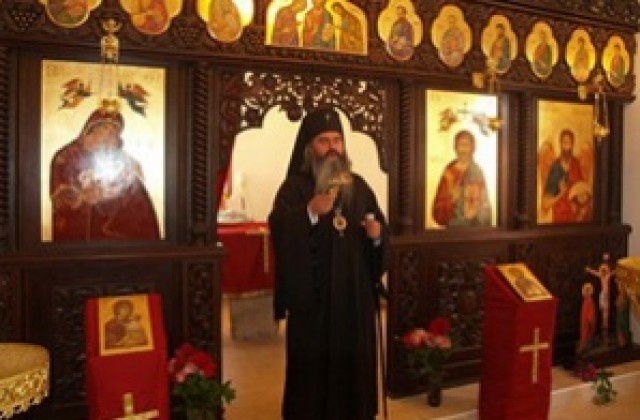 Митрополит Кирил честити Рождество Христово на децата от дом Дъга в Добрич