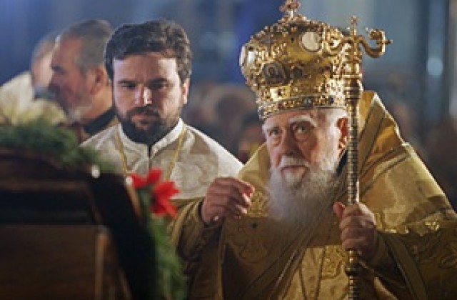 Патриарх Максим благослови християните за Рождество Христово
