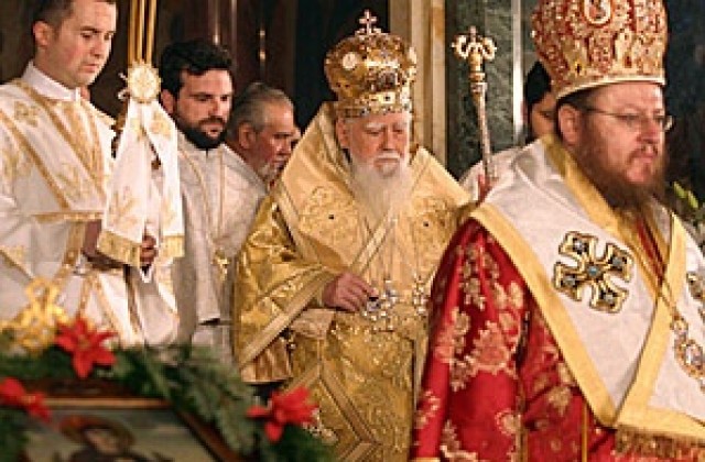 Патриарх Максим поздрави християните с Рождество Христово