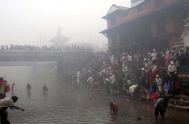 Близо 300 души безследно изчезнали след срутване на мост в Непал