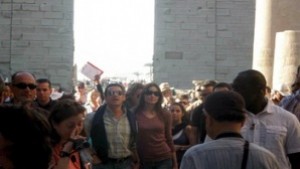 Бруни превърна визитата на Саркози в Египет в медийно шоу