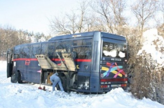 Автобус с 50 пътници закъса край Плевен