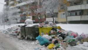 Контейнерите преливат от боклуци