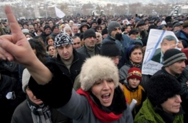 Над 20 000 души на протест срещу преизбирането на Саакашвили