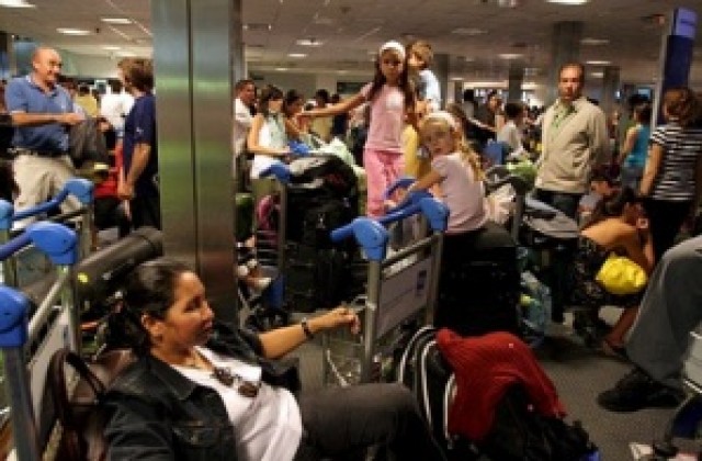 Гневни пътници изпочупиха каси на аржентинско летище