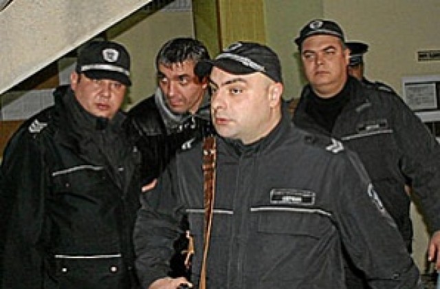 Две години затвор за полицая, разписал за паспорт на Куйович
