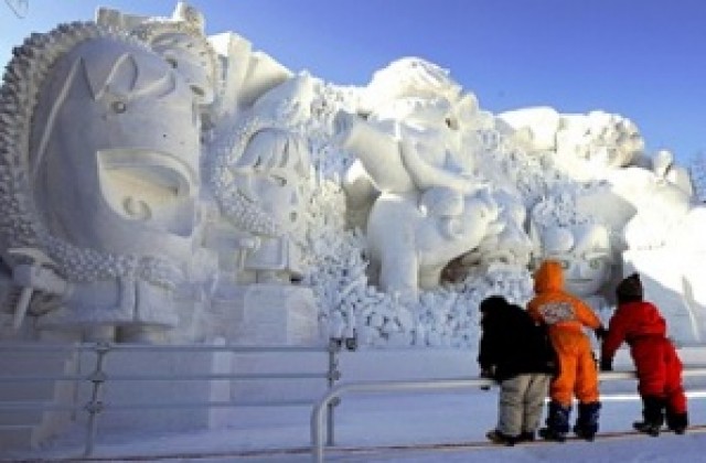 Показват близо 300 ледени фигури на фестивала в Сапоро