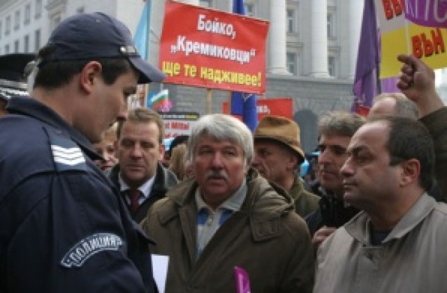 3000 служители на Кремиковци излязоха на протест
