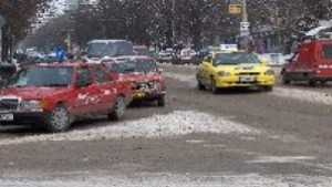Мият главните улици при положителни температури