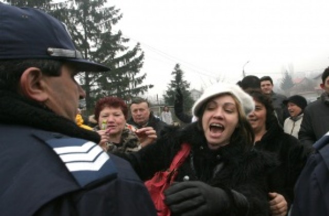 Жители на „Суходол” блокираха пътя за сметището