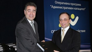 Връчиха първите договори за проекти по ОПАК