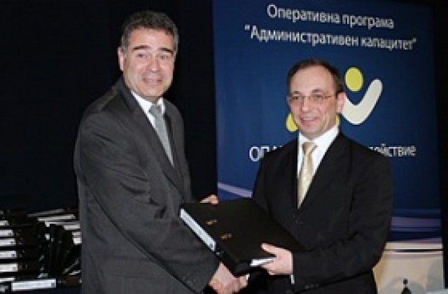 Връчиха първите договори за проекти по ОПАК