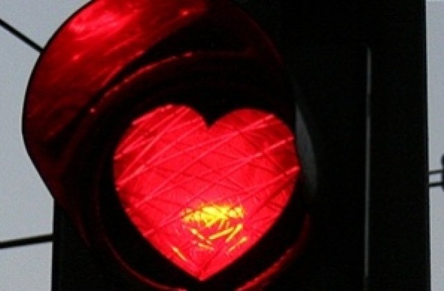 Червени сърца грейнаха от светофарите на Сточна гара