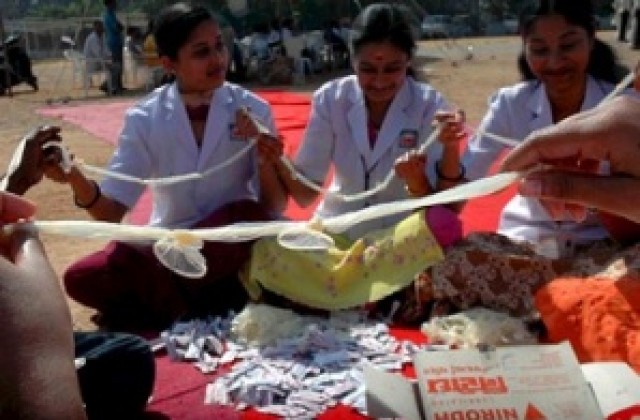 Роми обличат банани с презерватив в анти-СПИН състезание