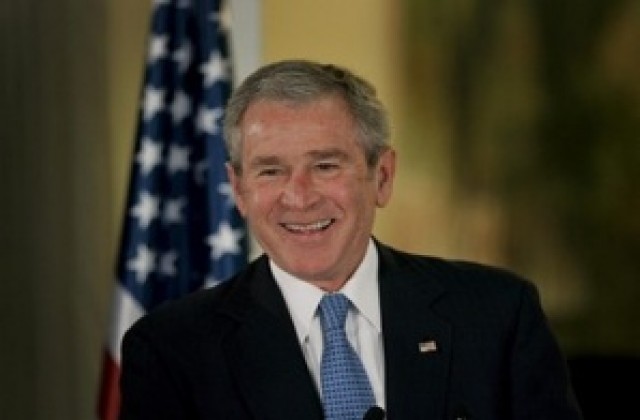 Малък гаф на церемонията в Бенин, Буш изпусна медала си