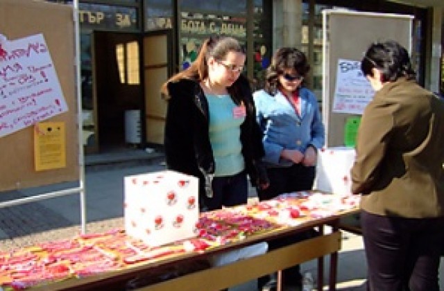 Благотворителни мартеници продават младежи в Търговище