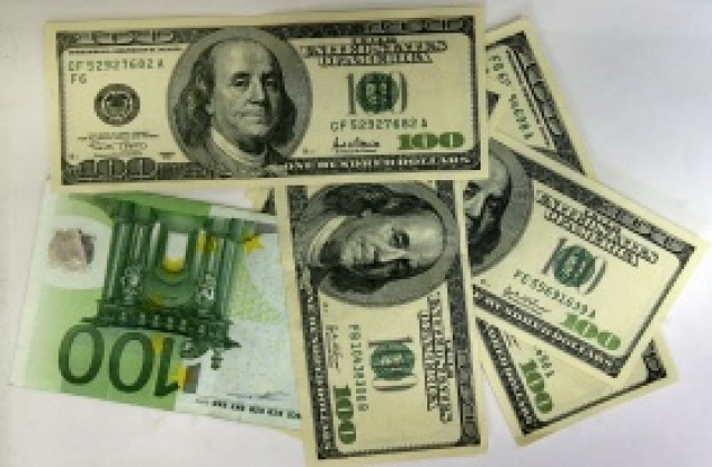 Доларът на колене пред еврото