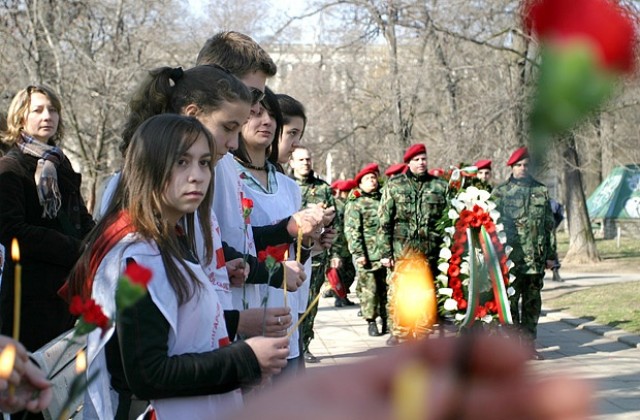 Поколение пред Докторския паметник в памет на загиналите за Освобождението