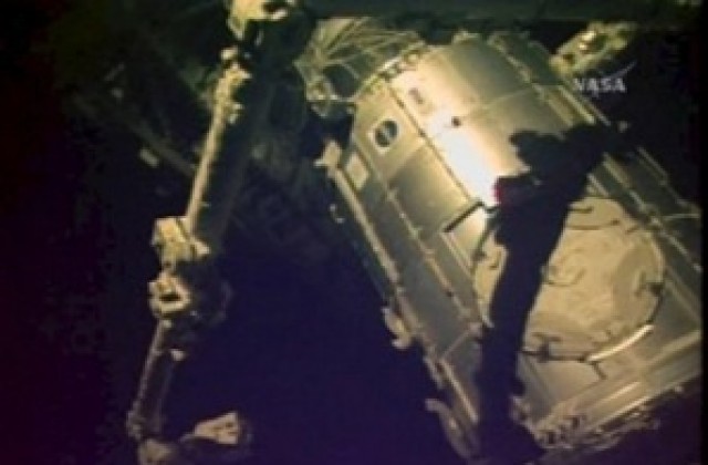 Първа космическа разходка на астронавтите от „Индевър”