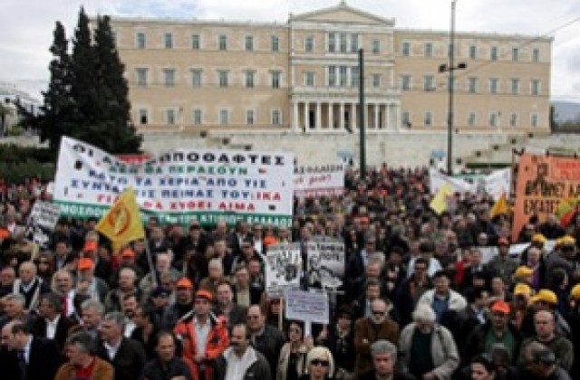 Тонове боклук в Гърция заради стачка на чистачите