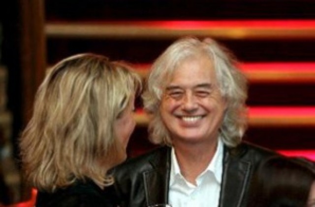 Китарист на Led Zeppelin продава викториански гоблен на търг