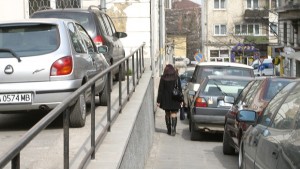 Снимат на тротоара и коли на общински инспектори в нарушение