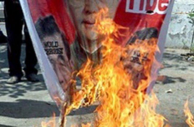 Протестанти изгориха знамената на китайското консулство в Мюнхен