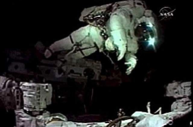Астронавтите от „Индевър” са на трета космическа разходка