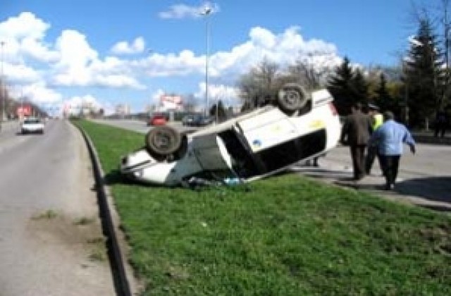 Кола се обърна на бул. Симеон Велики в Шумен