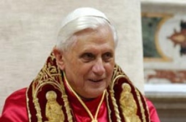Папата изми краката на 12 свещеници по случай Велики четвъртък