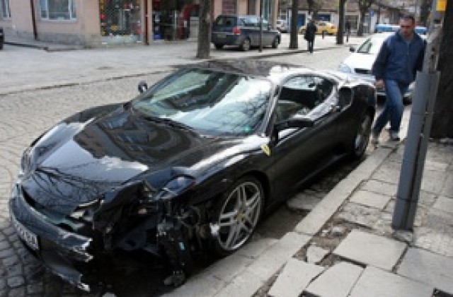 Водач на „Ферари” изостави колата си след инцидент