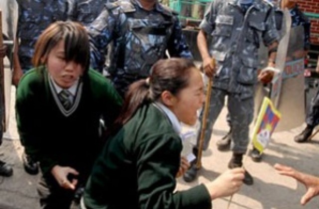 Протестиращи тибетци нахлуха в сграда на ООН в Непал