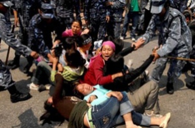 Арестуваха над 100 тибетци, протестиращи в Непал