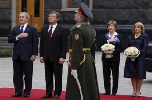Буш: Русия не трябва да се страхува от сближаването на Киев с НАТО