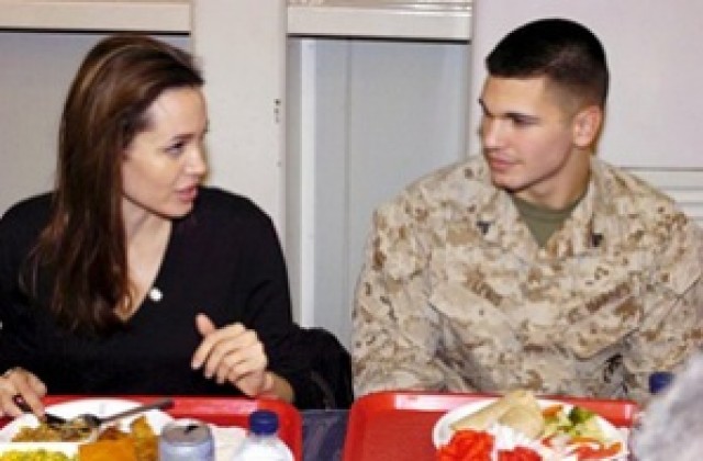 Джоли поощрява обучението на иракските деца