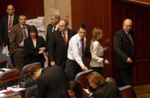 Парламентът в Скопие решава за предсрочните избори