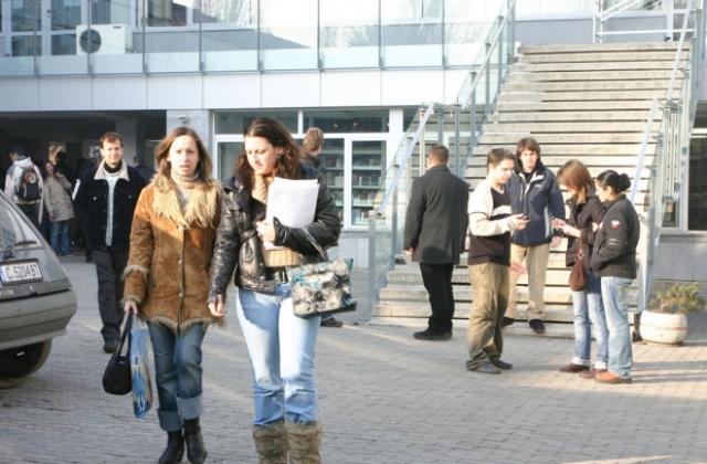 Млади висшисти кандидатстват за работа в публичната администрация