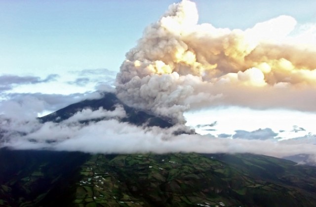 Изригва вулкан в Колумбия, обявиха извънредно положение