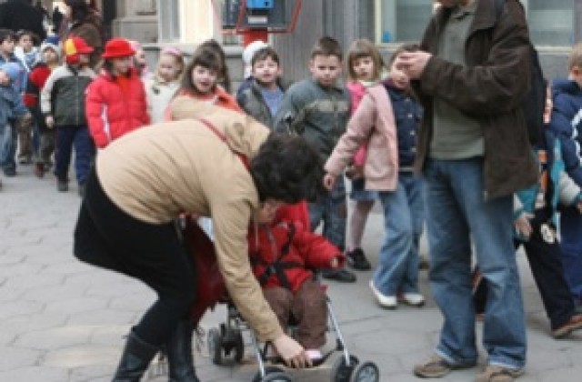 Символичен протест на медсестрите от детските ясли и градини в Пловдив