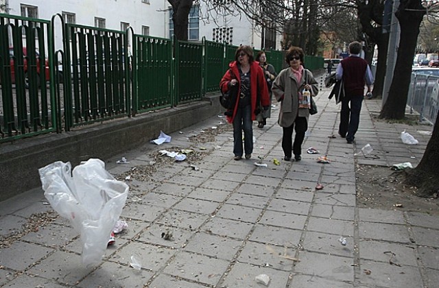 Силен вятър чупи клони и руши покриви в Шумен