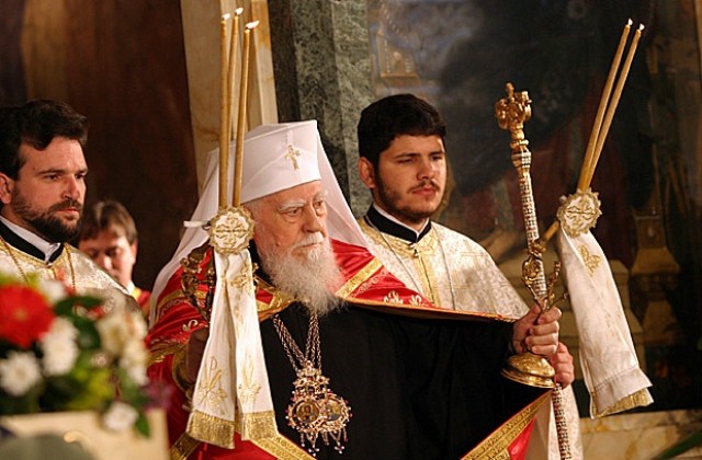 Патриарх Максим отслужи литургия за Второ Възкресение
