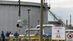 Работници в британска рафинерия започват стачка