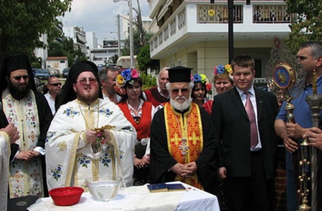 Илия Луков дари камбана за храм „Св. Иван Рилски” в Атина