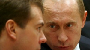 Експерти Путин предава властта на Медведев в церемония символ на