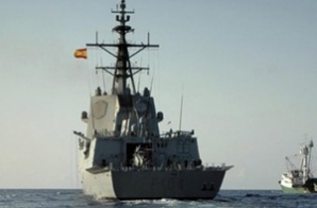 Пътниците от заседналия край Латвия кораб ще бъдат евакуирани